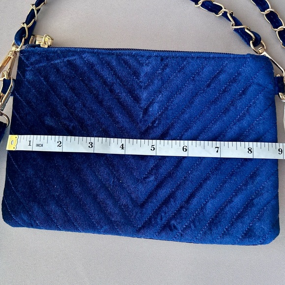 Justin & Taylor Velvet Chevron Crossbody/Clutch HandBag.
Color: Navy Blue - Picture 5 of 7